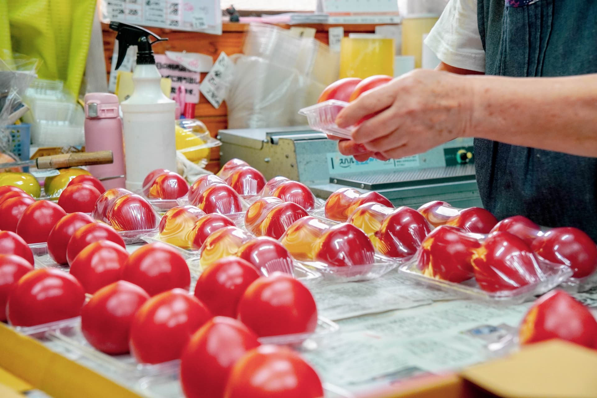 豊前市 豊前民芸のスタッフが販売している様子